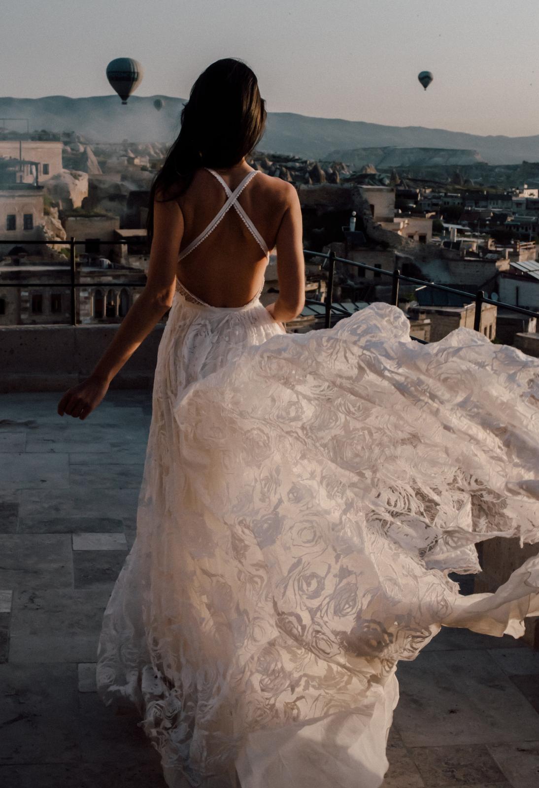 A Line Stunning Spaghetti Straps Lace Beach Wedding Dress Bridal Gown YRL112